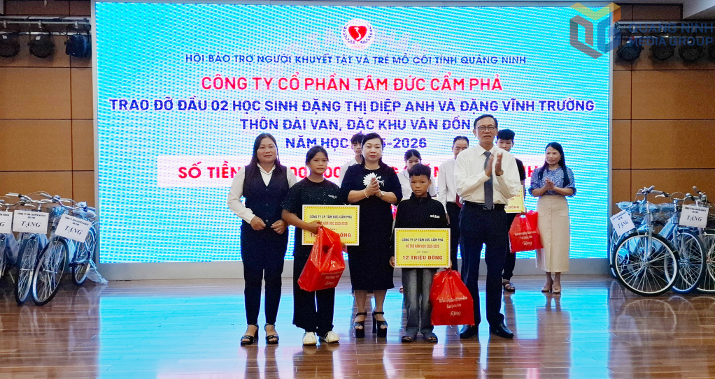 Chủ tịch HĐQT, Tổng Giám đốc Công ty CP Tâm Đắc Cẩm Phả Phạm Thị Cúc (giữa) cùng lãnh đạo Hội Bảo trợ NKT-TMC tỉnh và đại diện chính quyền thôn Đài Van (Đặc khu Vân Đồn) trao đỡ đầu cho 2 chị em ruột là Đặng Thị Diệp Anh và Đặng Vĩnh Trường (12 triệu đồng/em/năm).