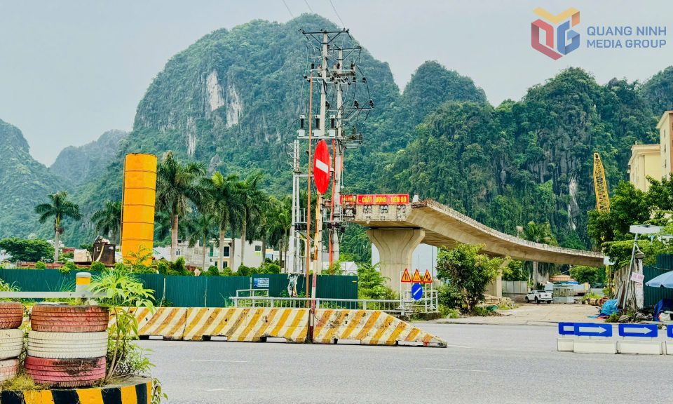 Thi công cầu vượt Quốc lộ 18 đoạn qua phường Quang Hanh thuộc dự án cải tạo, nâng cấp Quốc lộ 279. Ảnh: Mạnh Trường