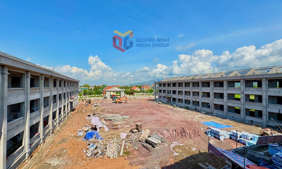 Trường THCS Yên Đức, phường Hoàng Quế đang được gấp rút hoàn thành.
