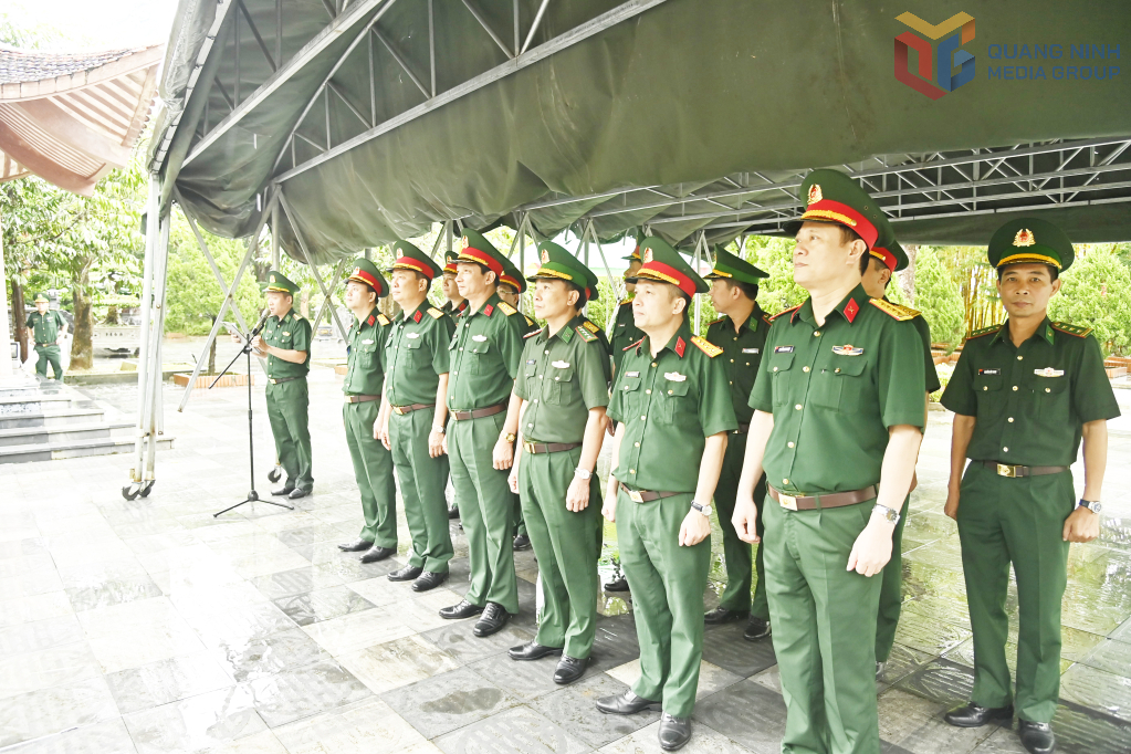 Đoàn công tác dâng hương tri ân các anh hùng Liệt sĩ.