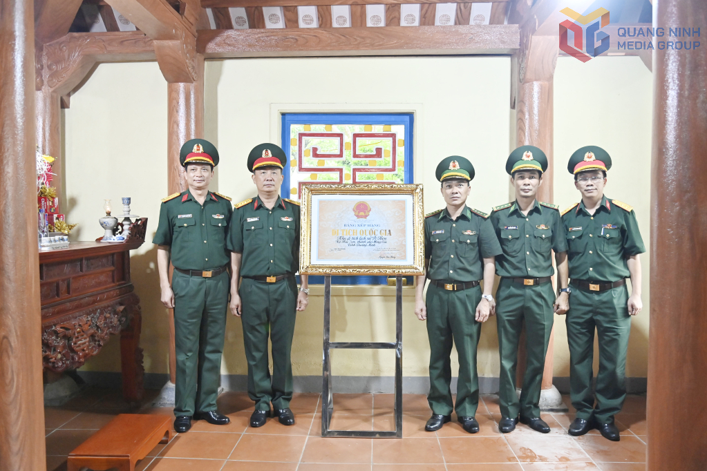 Đoàn công tác trao tặng khung, chân đỡ bằng chứng nhận khu di tích lịch sử quốc gia Pò Hèn.