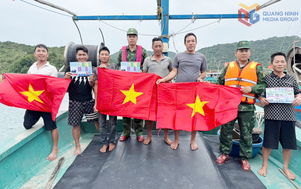 Đồn Biên phòng Đảo Trần (BĐBP tỉnh) tổ chức tuyên truyền cho ngư dân về tăng cường phòng, chống khai thác hải sản bất hợp pháp, không báo cáo và không theo quy định (IUU). Ảnh: Nguyễn Chiến