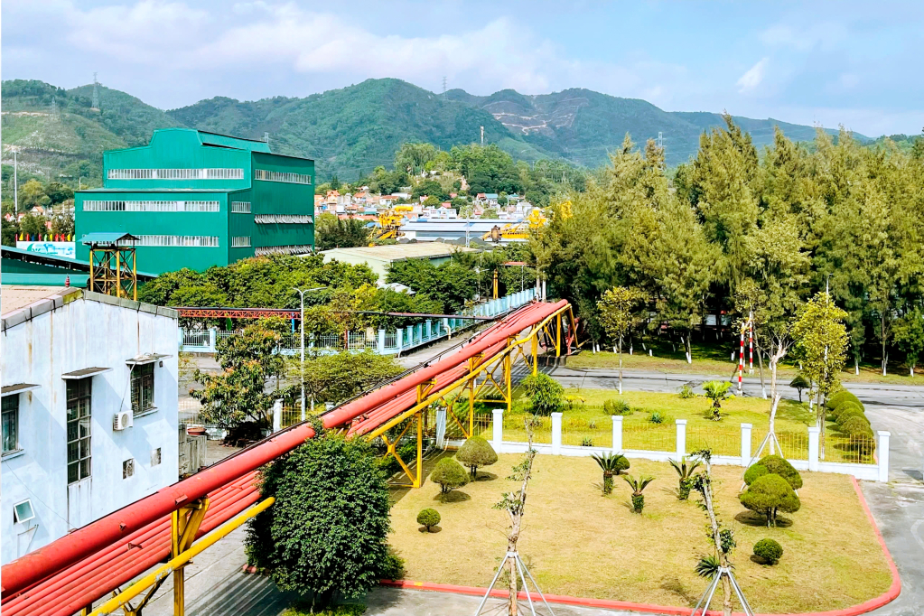 Các khu vực sản xuất đều được Công ty chú trọng trồng cây xanh, vườn hoa, ghế đá theo mô hình Công viên trong Nhà máy