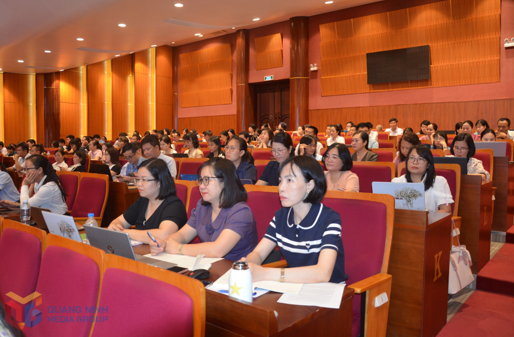 Cán bộ quản lý, giảng viên, giáo viên các đơn vị giáo dục dự hội nghị 