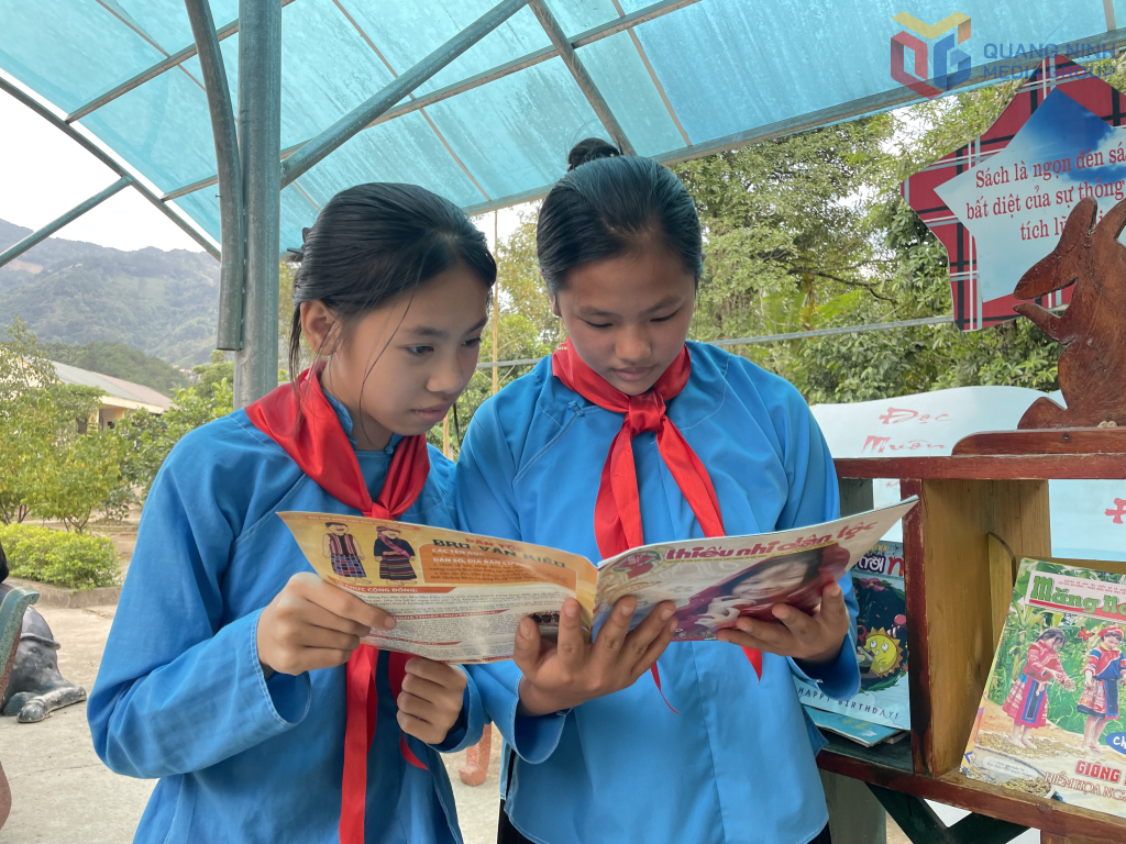 Học sinh Trường TH&THCS Đại Dực 2, xã Đông Ngũ đọc các kiến thức pháp luật qua hệ thống sách, báo, tờ rơi tuyên truyền tại trường.