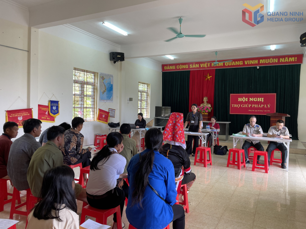 Hội nghị trợ giúp pháp lý cho đồng bào DTTS thôn Sông Moóc, xã Đồng Văn, huyện Bình Liêu (nay là xã Hoành Mô) vào cuối năm 2024. Ảnh: Nguyên Ngọc.