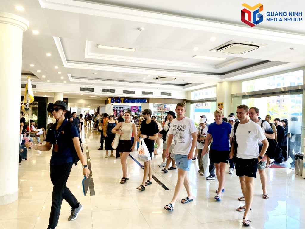 Khách du lịch quốc tế tham quan Vịnh Hạ Long. 