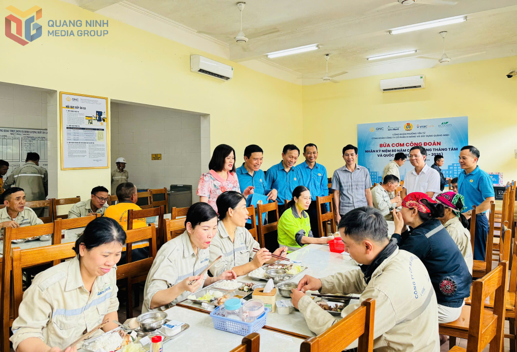 Bữa cơm công đoàn của Công ty CP Xi măng và Xây dựng Quảng Ninh đem lại niềm vui cho người lao động.