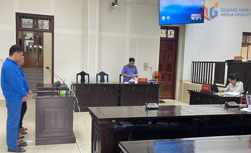 Kiểm sát viên Viện KSND tỉnh công bố cáo trạng truy tố các bị cáo tại phiên tòa.