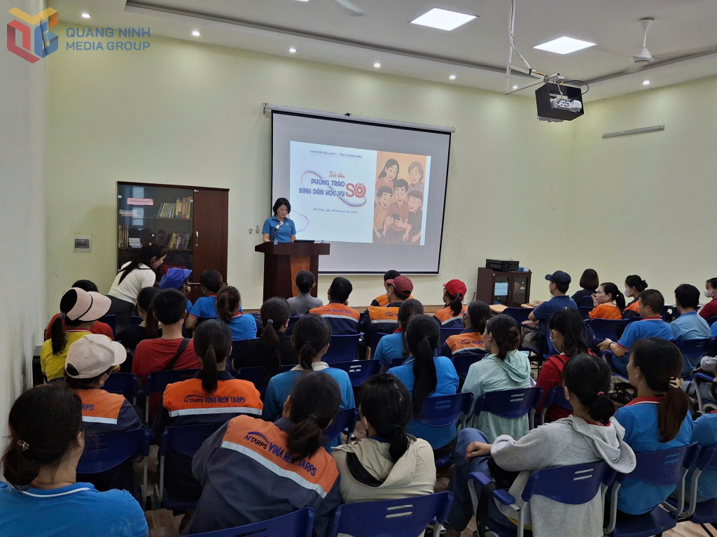Công đoàn phường Bãi Cháy tập huấn Bình dân học vụ số tại Công ty TNHH MTV Vina New Tarps (KCN Cái Lân).