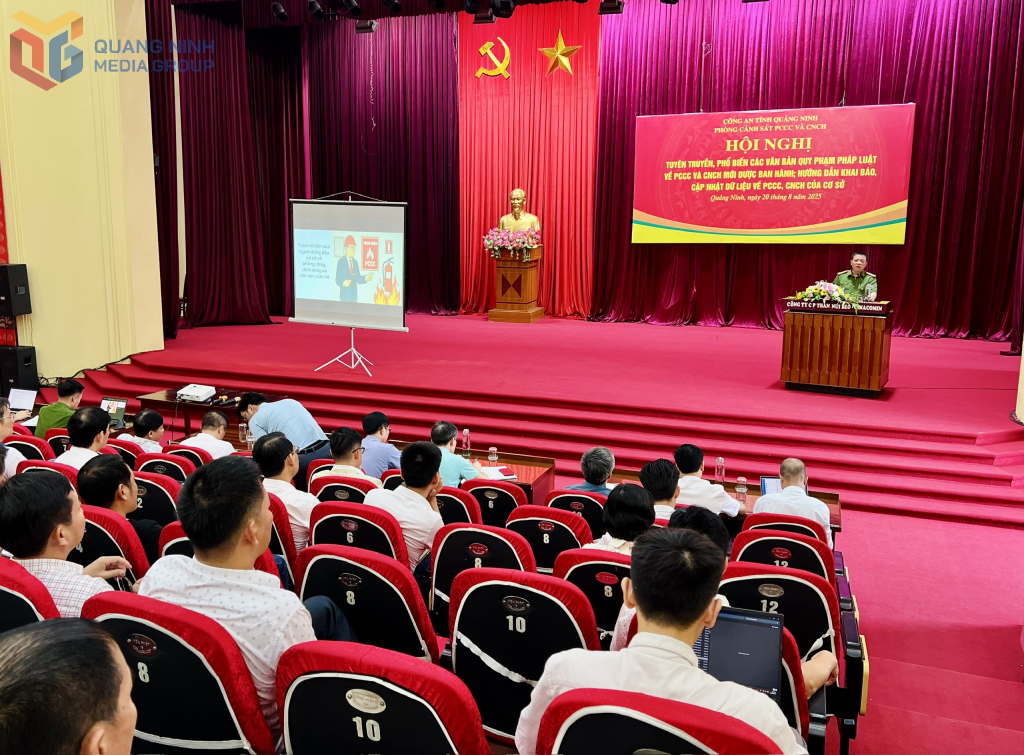 Toàn cảnh hội nghị.