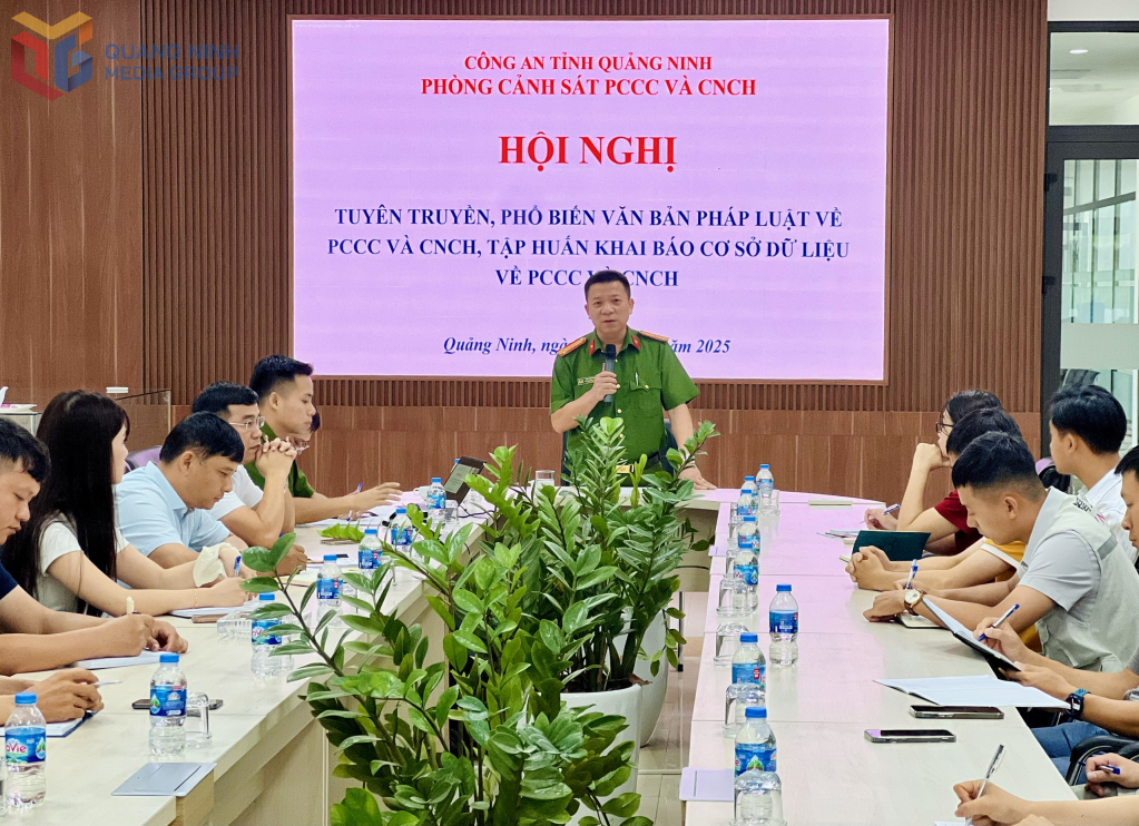Phòng Cảnh sát PCCC&CNCH tuyên truyền Luật PCCC 2024 cho đại diện các doanh nghiệp hoạt động trong khu công nghiệp.