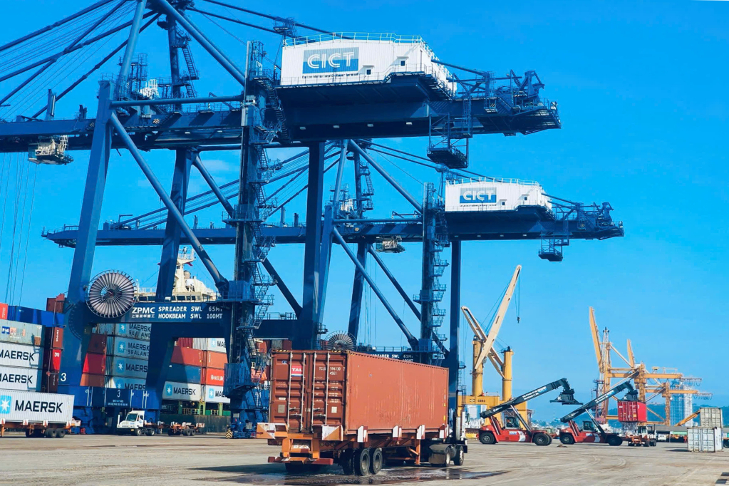 Hoạt động làm hàng tại Cảng CICT Cái Lân.