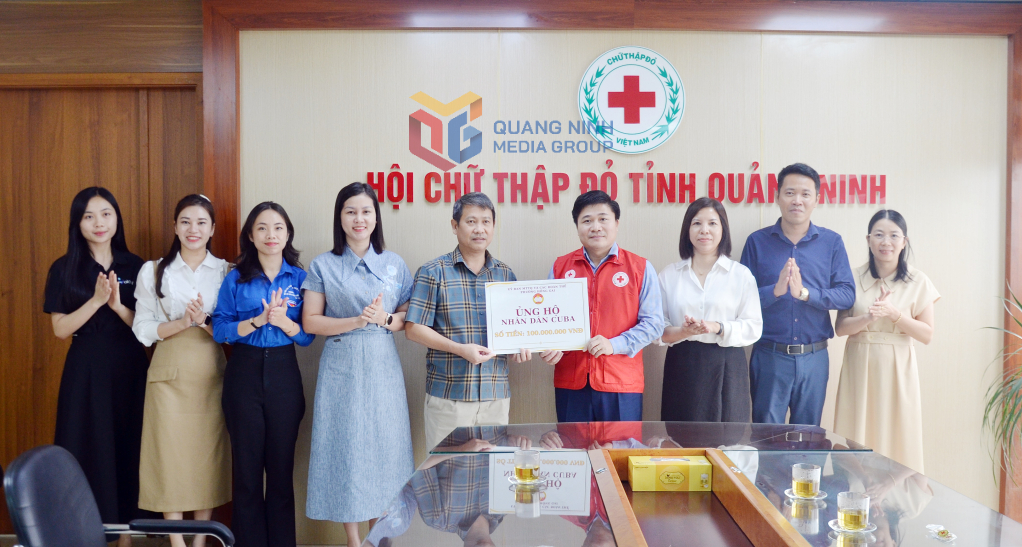 Lãnh đạo Hội Chữ thập đỏ tỉnh tiếp nhận số tiền 100 triệu đồng từ Ủy ban MTTQ và các đoàn thể phường Hồng Gai ủng hộ nhân dân Cu Ba.