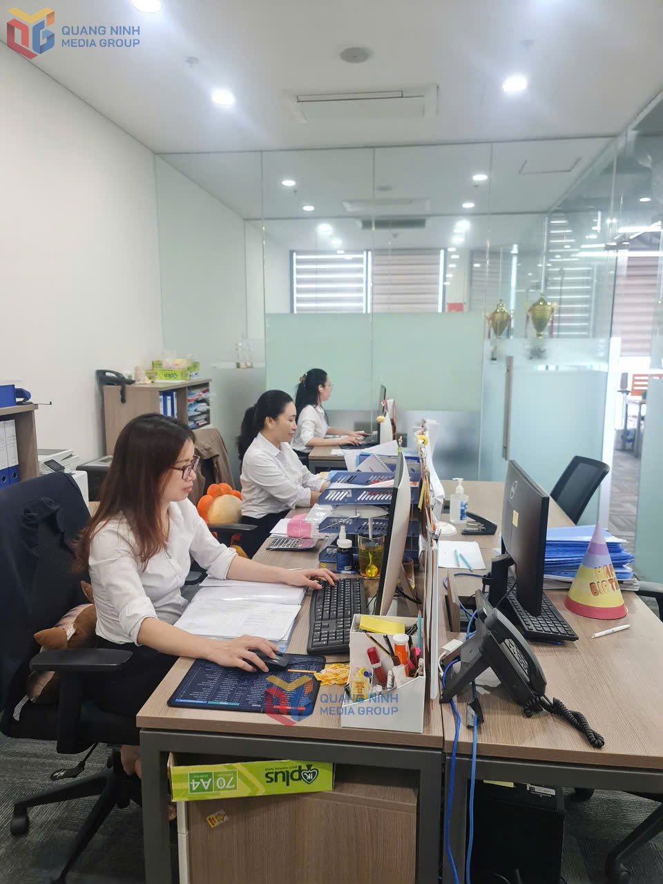 Tất cả nhân viên làm việc ở các bộ phận của Công ty CP Alacarte Hạ Long đều phải biết thao tác trên máy và phần mềm.