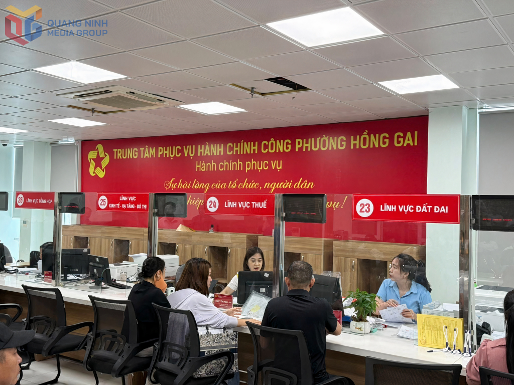 Cán bộ công chức Trung tâm Phục vụ HCC phường Hòn Gai hỗ trợ người dân giải quyết các TTHC.