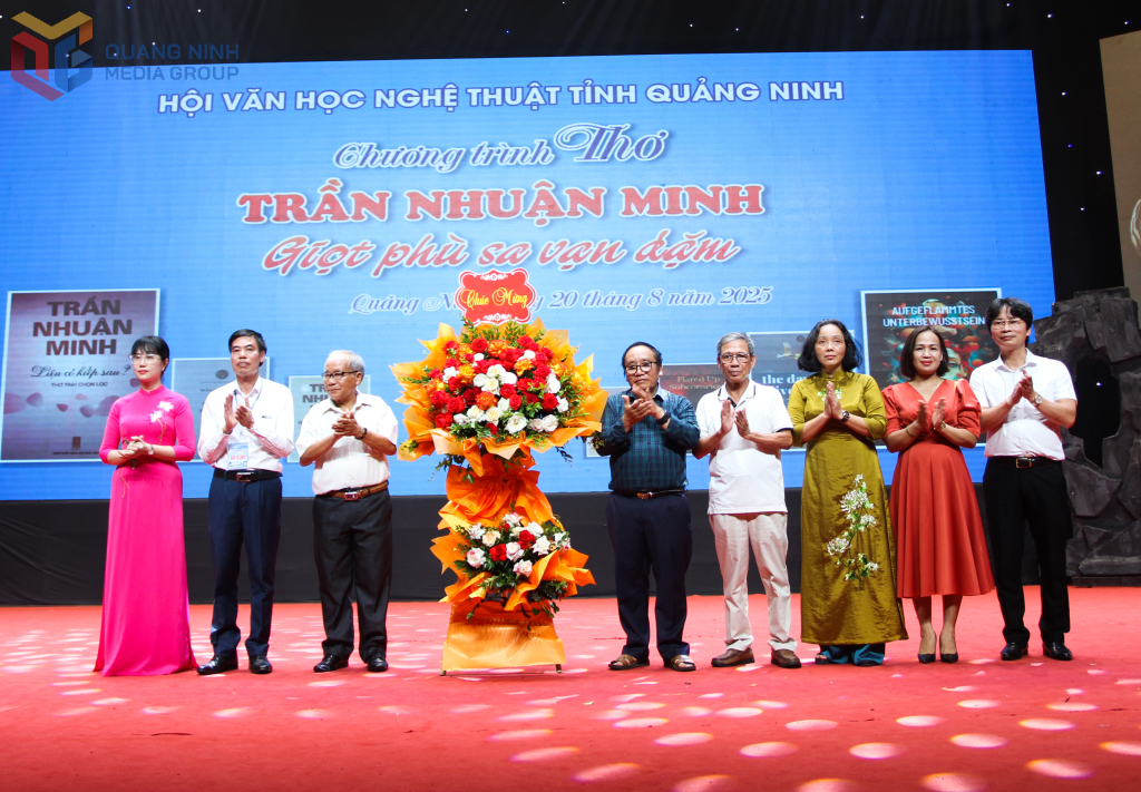 Lãnh đạo Hội Nhà văn Việt Nam và một số Hội VHNT địa phương tặng hoa chúc mừng.
