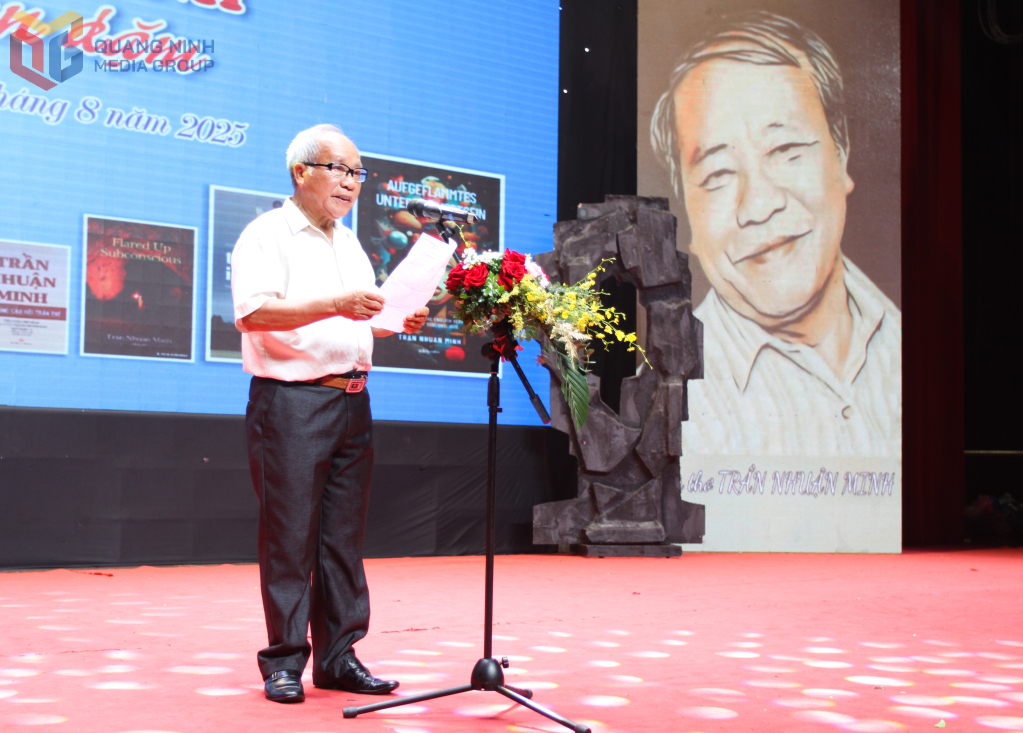 Nhà thơ Trần Nhuận Minh phát biểu cảm ơn.