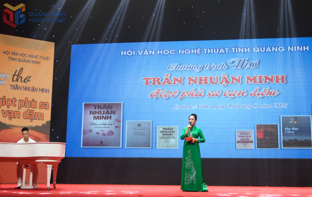 Nghệ sĩ Nhân dân Thanh Chắc trình diễn thơ Trần Nhuận Minh.