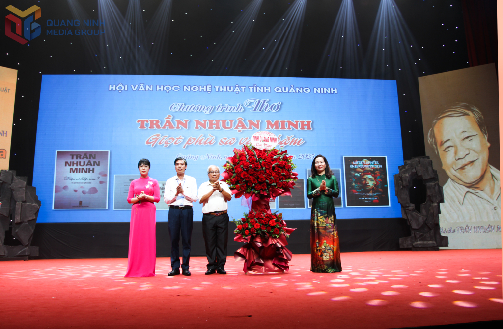 Đồng chí Nguyễn Thị Hạnh, Tỉnh uỷ viên, Phó Chủ tịch UBND tỉnh, tặng hoa chúc mừng chương trình.