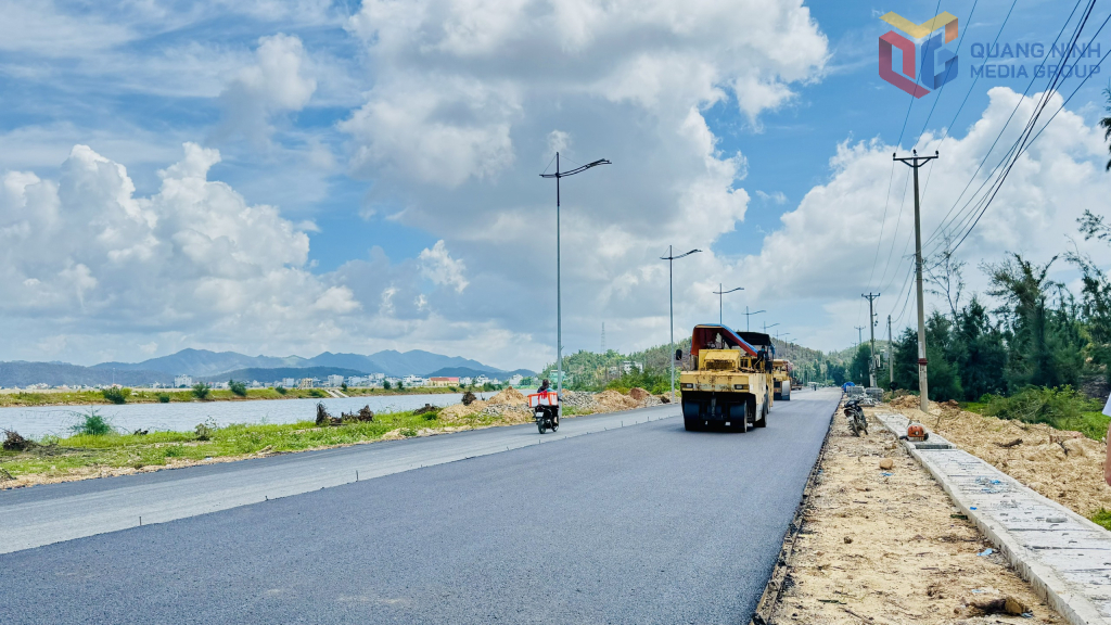 Thi công tuyến đường xuyên đảo Minh Châu - Quan Lạn. Ảnh: Mạnh Trường