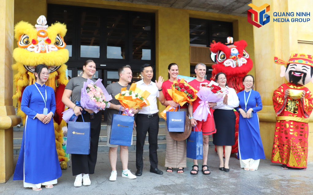 Lãnh đạo Sở Văn hóa, Thể thao và Du lịch tặng hoa chào mừng đoàn.