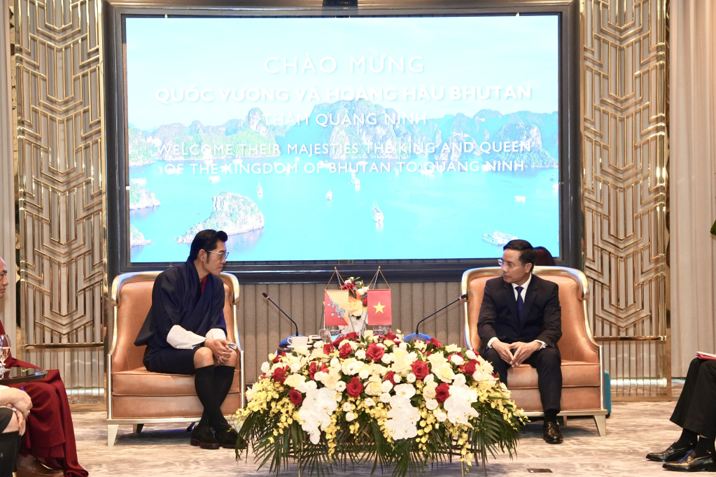 Chủ tịch UBND tỉnh Quảng Ninh giới thiệu đến Quốc vương Bhutan về tình hình phát triển kinh tế, xã hội của địa phương.
