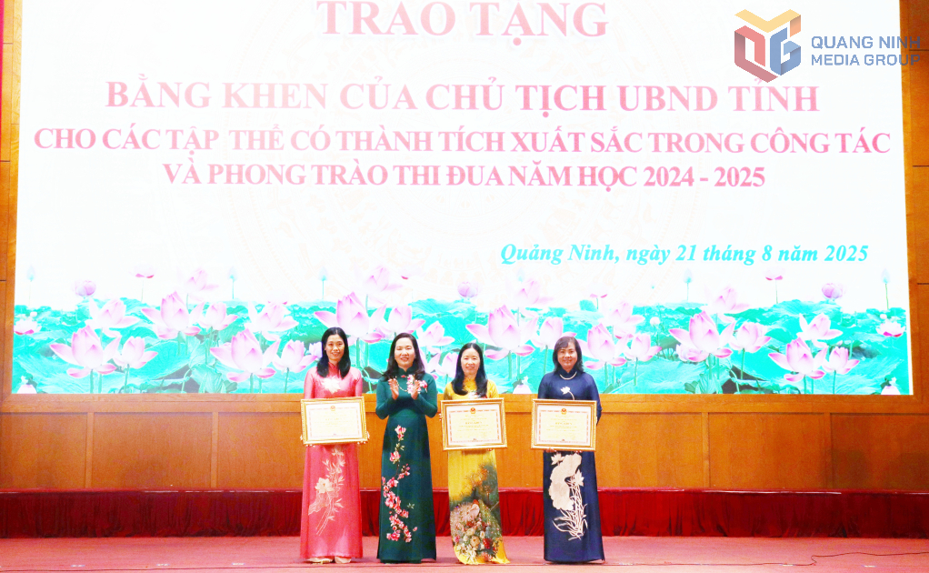 Đồng chí Nguyễn Thị Hạnh, Phó Chủ tịch UBND tỉnh trao bằng khen của UBND tỉnh cho các tập thể có thành tích xuất sắc năm học 2024-2025.