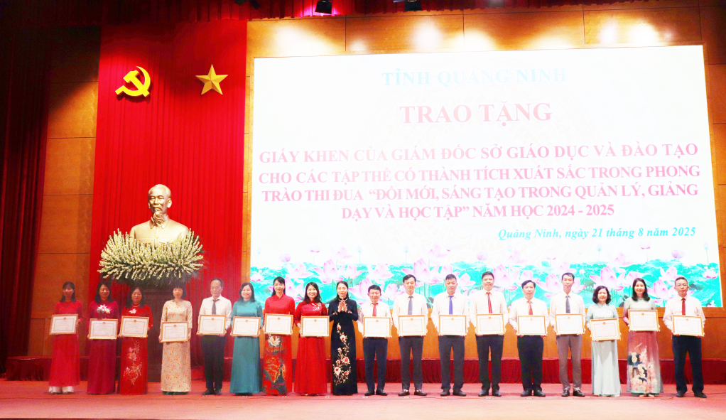 Lãnh đạo Sở GD&ĐT trao tặng giấy khen