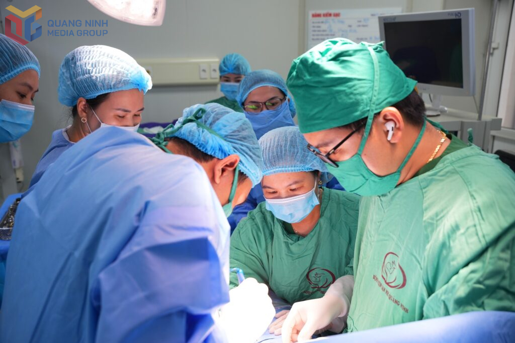Bệnh viện Sản nhi chuyển giao các kỹ thuật sản khoa chuyên sau cho Trung tâm Y tế Tiên Yên. (Ảnh: Bệnh viện cung cấp).