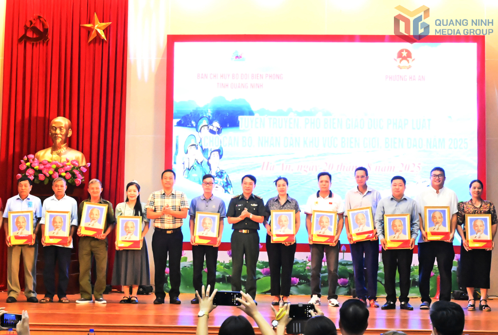 Trao tặng cờ Tổ quốc và ảnh Bác Hồ cho người dân phường Hà An.