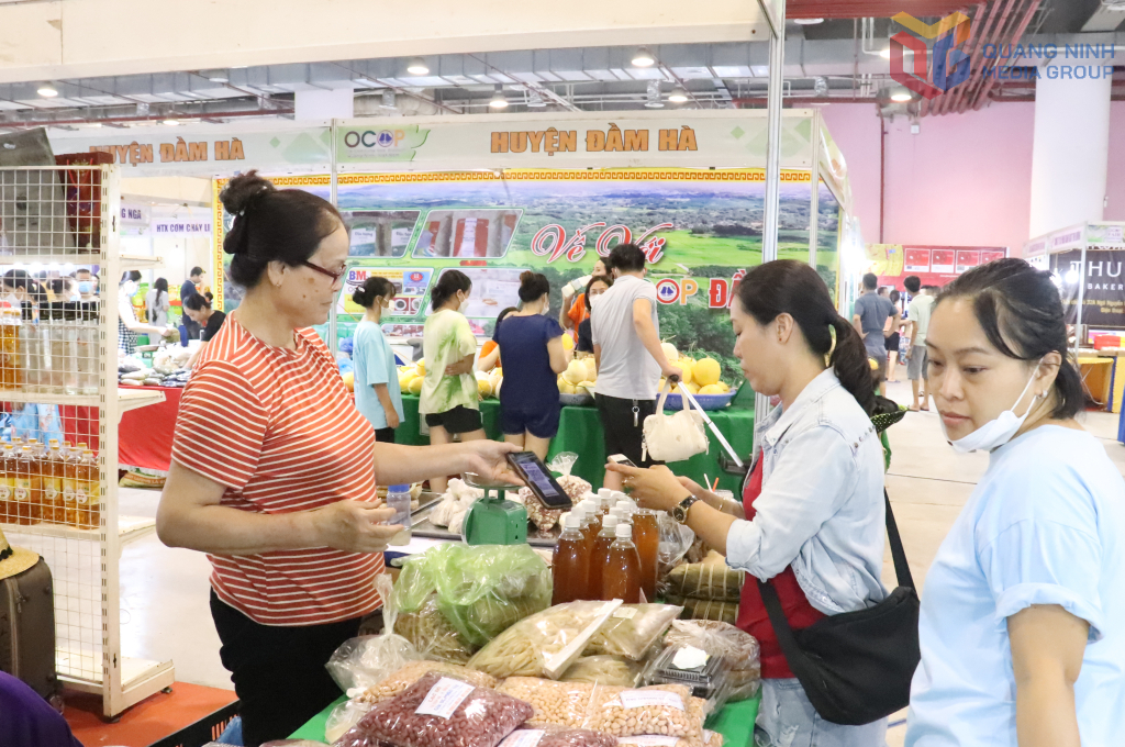 Người dân, du khách quét mã QR thanh toán khi mua hàng tại Hội chợ OCOP.