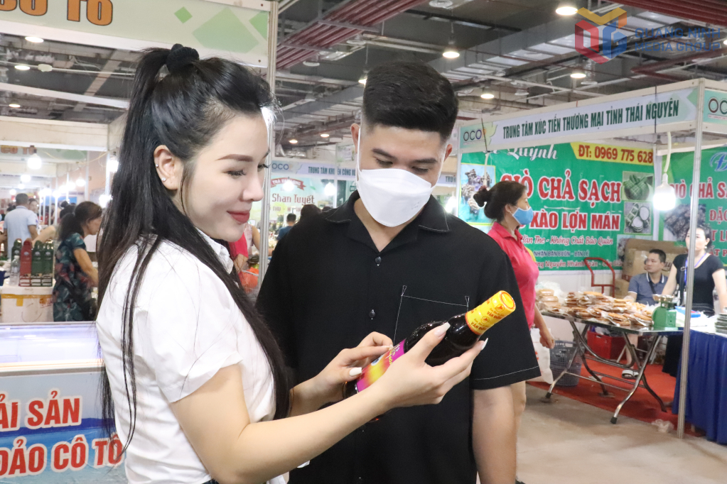 Doanh nghiệp hướng dẫn người dân check mã Code trên sản phẩm để kiểm tra nguồn gốc xuất xứ và có thể đặt hàng sản phẩm trực tuyến trên các sàn TMĐT có sản phẩm được bán. 