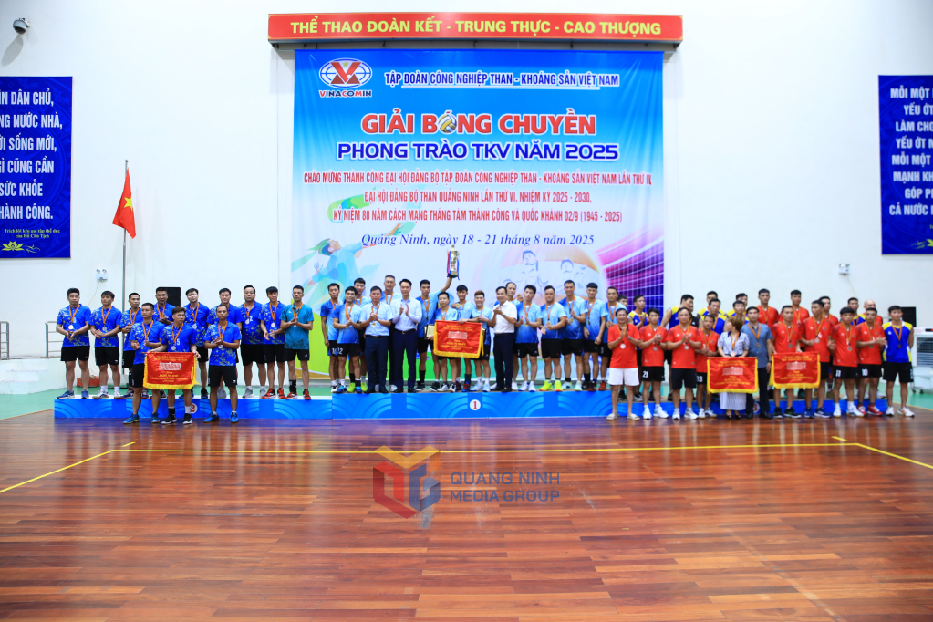 Ban tổ chức đã trao giải nhất toàn đoàn, các bộ huy chương cho các đội ở nội dung đội mạnh nam.