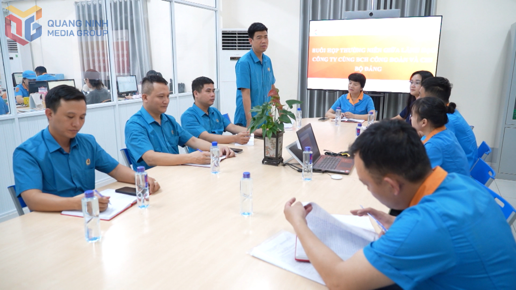 Họp Chi bộ Công ty TNHH Khoa học kỹ thuật Ngân Long.