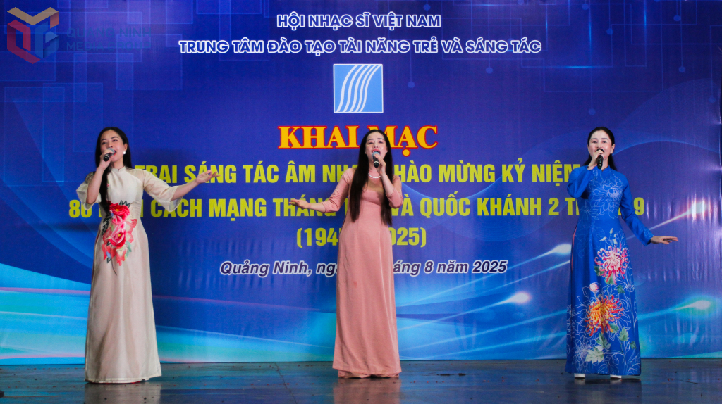 Một tiết mục ca nhạc chào mừng do các ca sĩ Quảng Ninh trình bày.