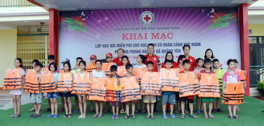 Hội CTĐ tỉnh và Hội CTĐ TX Quảng Yên trao tặng áo phao bơi cho học sinh khó khăn tại lớp học bơi miễn phí tại phường Phong Hải, TX QY cũ tháng 6-2025.