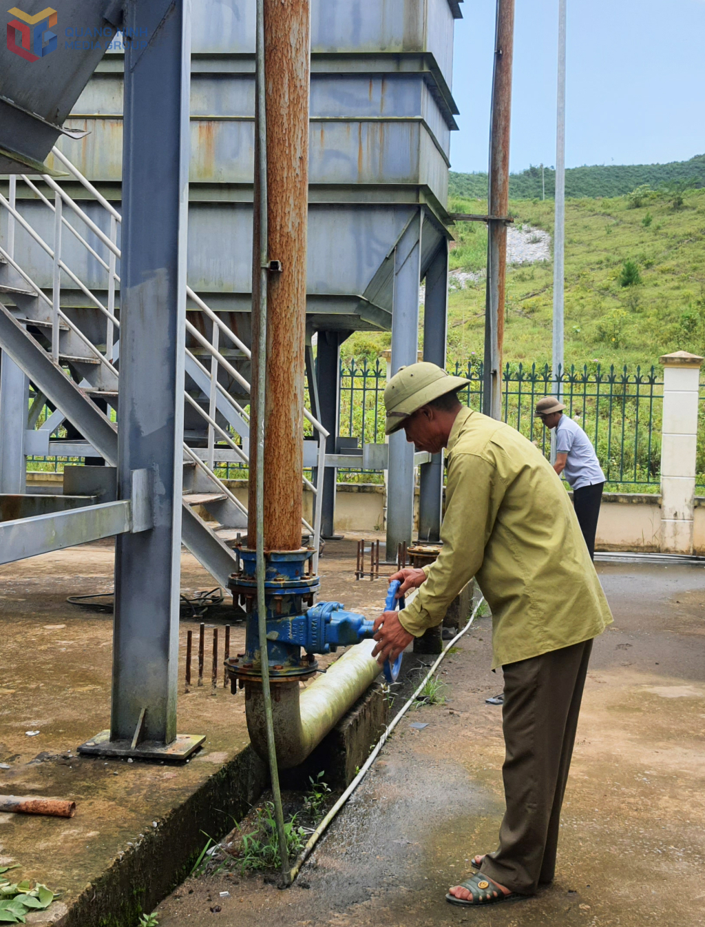 Công nhân tổ quản lý vận hành đưa nước sạch đến các hộ dân tại công trình cấp nước sinh hoạt tập trung, cấp nước sản xuất xã Lương Minh, Kỳ Thượng.