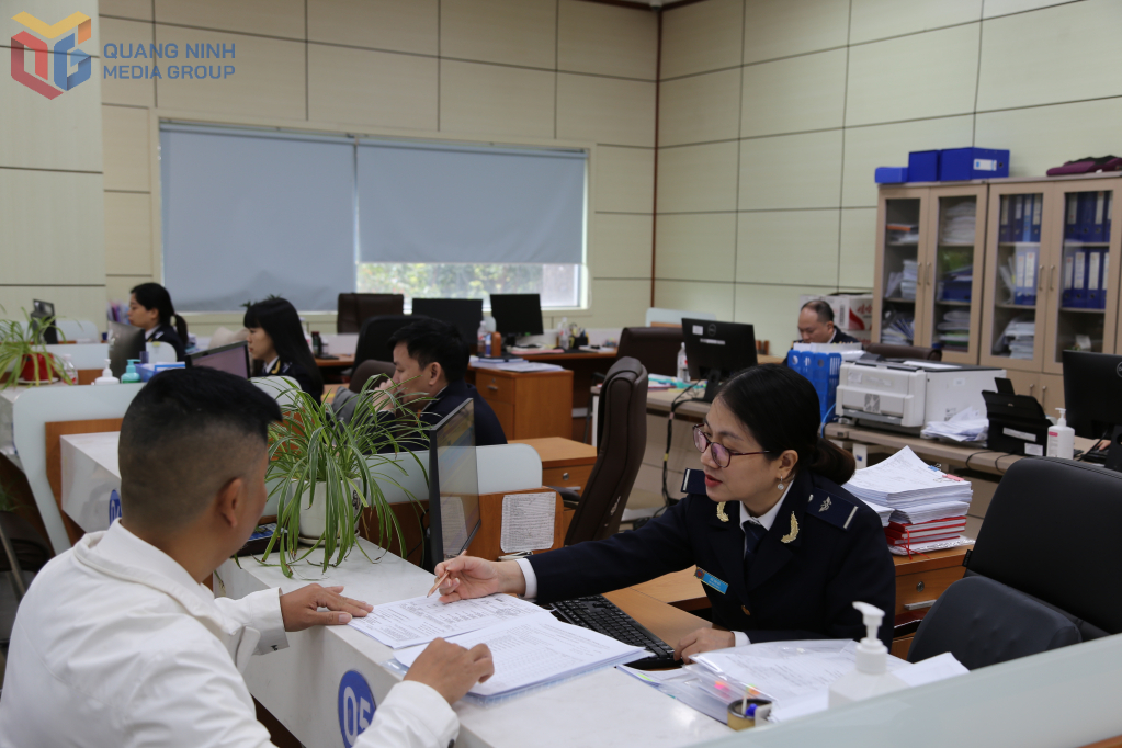 Hoạt động tại bộ phận thủ tục Hải quan cửa khẩu quốc tế Móng Cái (Chi cục Hải quan khu vực VIII)
