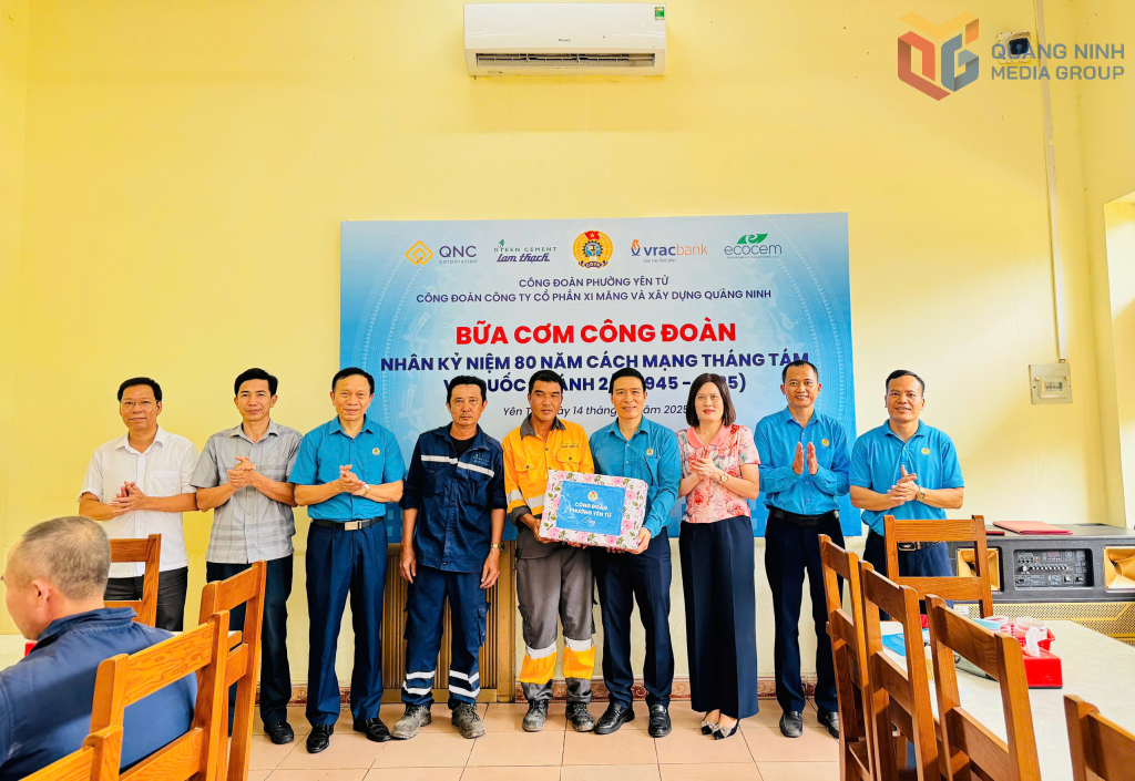 Công đoàn phường Yên Tử tặng quà CNLĐ Công ty CP Xi măng và Xây dựng Quảng Ninh tại chương trình Bữa cơm công đoàn.