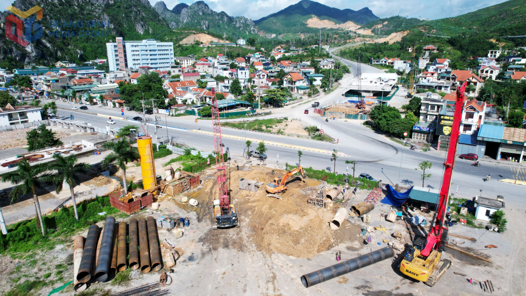 Dây chuyền khoan cọc khoan nhồi hiện đại được đưa về công trường thi công bù tiến độ tuyến nhánh số 2, nút giao khác mức với QL18