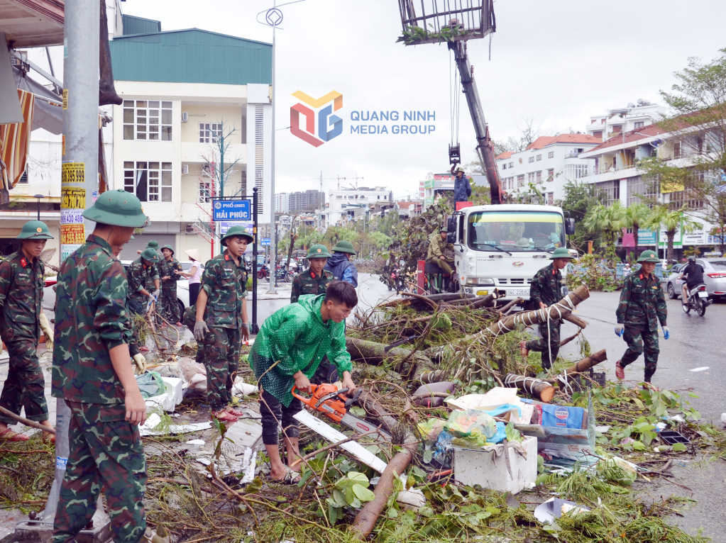 Cán bộ chiến sĩ Trung đoàn 43, Sư đoàn 395, Quân khu III, tham gia khắc phục hậu quả cơn bão số 3 (yagi) tháng 9/2024.