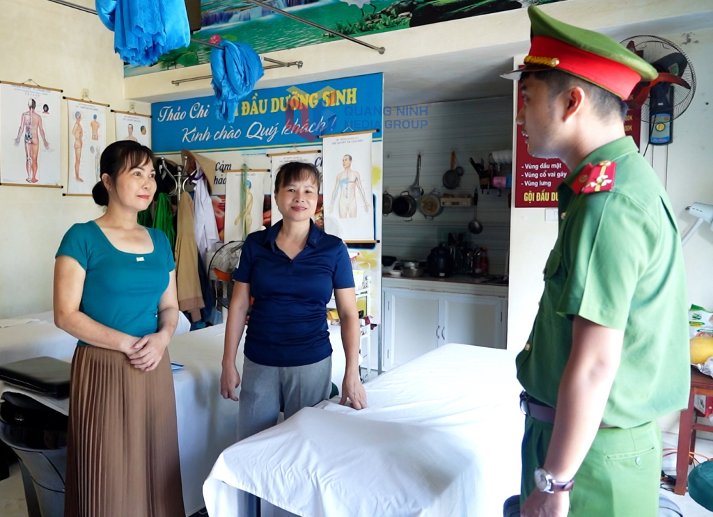 Công an phường Hạ Long tuyên truyền công tác phòng chống cháy nổ cho các hộ kinh doanh tại khu phố 6, phường Hạ Long. Ảnh: Hồng Việt