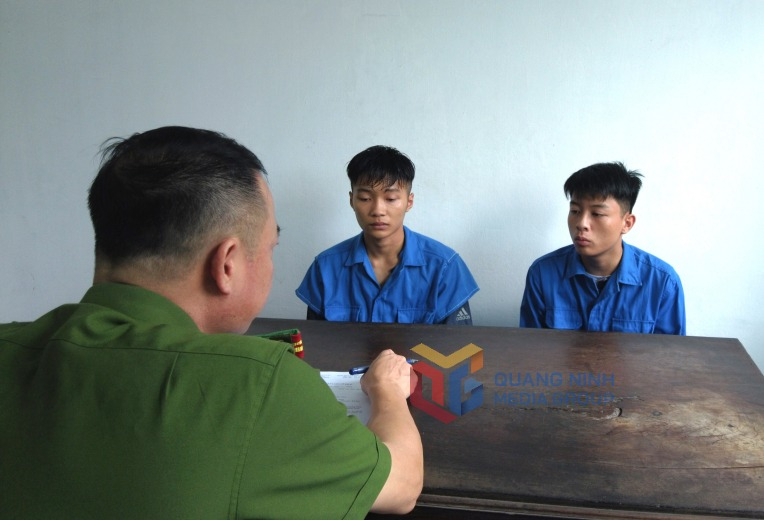 Nguyễn Nam Anh (bên phải) và Đỗ Đăng Khoa tại cơ quan công an.