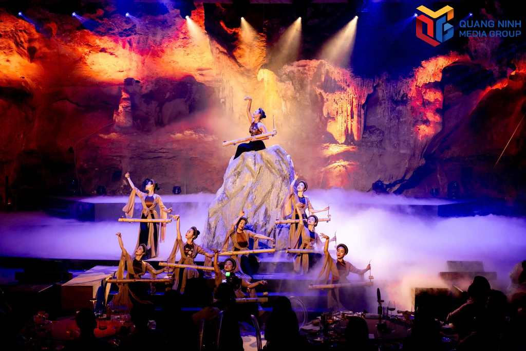 Biểu diễn thực cảnh tại 𝐇𝐚𝐧𝐠 𝐍𝐠𝐨̣𝐜 𝐑𝐨̂̀𝐧𝐠, Phường Cẩm Phả