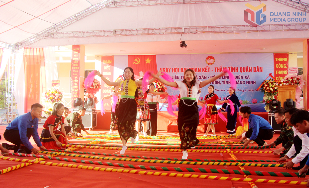 Tiết mục múa sạp của quân dân xã Bản Sen, huyện Vân Đồn tại Ngày hội Đại đoàn kết toàn dân tộc. Ảnh: Mạnh Trường