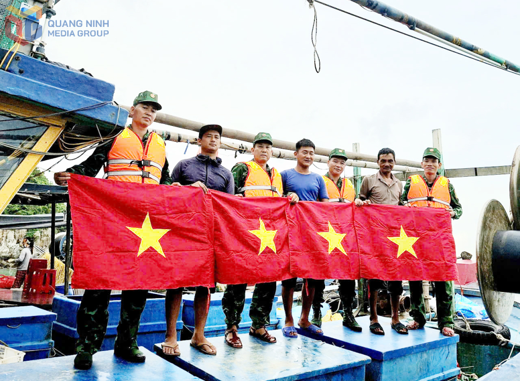 Đồn Biên phòng Đảo Trần tặng cờ Tổ quốc cho ngư dân.