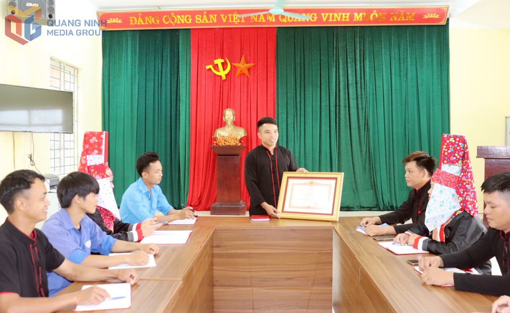 Bí thư Chi bộ, Trưởng thôn Phiêng Sáp báo cáo tới cán bộ đảng viên nhân dân về việc Phiêng Sáp vinh dự là một trong 18 tập thể trên toàn quốc được nhận Bằng khen của Thủ tướng Chính phủ vì có thành tích xuất sắc trong thực hiện Chương trình mục tiêu quốc gia giai đoạn 2021-2025. 