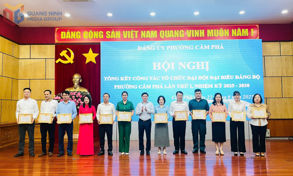 Đồng chí Vũ Hồng Chương, Phó Bí thư Thường trực Đảng ủy, Chủ tịch HĐND phường Cẩm Phả, tặng giấy khen cho cá nhân có thành tích xuất sắc trong tổ chức Đại hội đại biểu Đảng bộ phường Cẩm Phả lần thứ I, nhiệm kỳ 2025-2030.