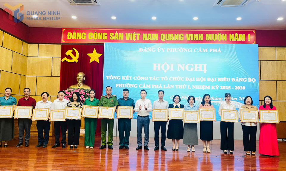 Đồng chí Phạm Lê Hưng, Bí thư Đảng ủy phường Cẩm Phả, tặng giấy khen cho tập thể có thành tích xuất sắc trong tổ chức Đại hội đại biểu Đảng bộ phường lần thứ I, nhiệm kỳ 2025-2030.